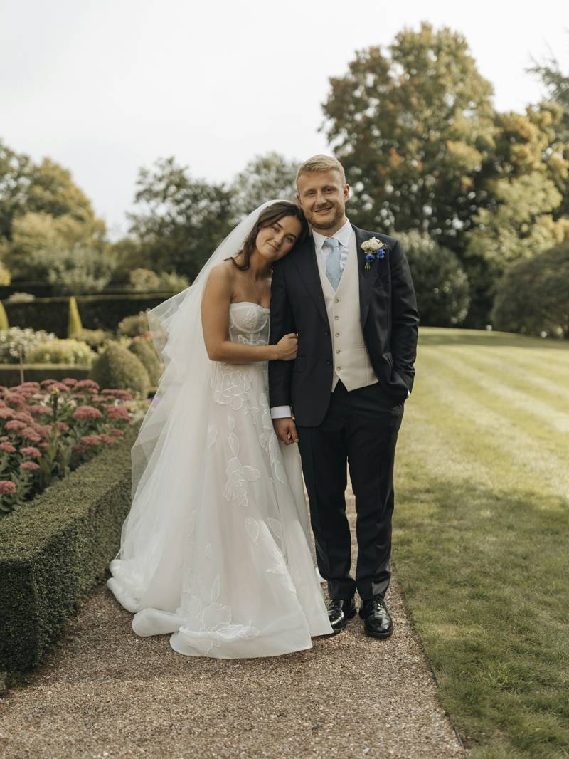 Valeria y Emilio en el jardín